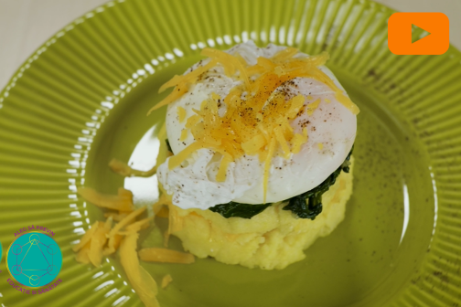 Rondele de mămăligă cu ou poșat pe pat de spanac (VIDEO)